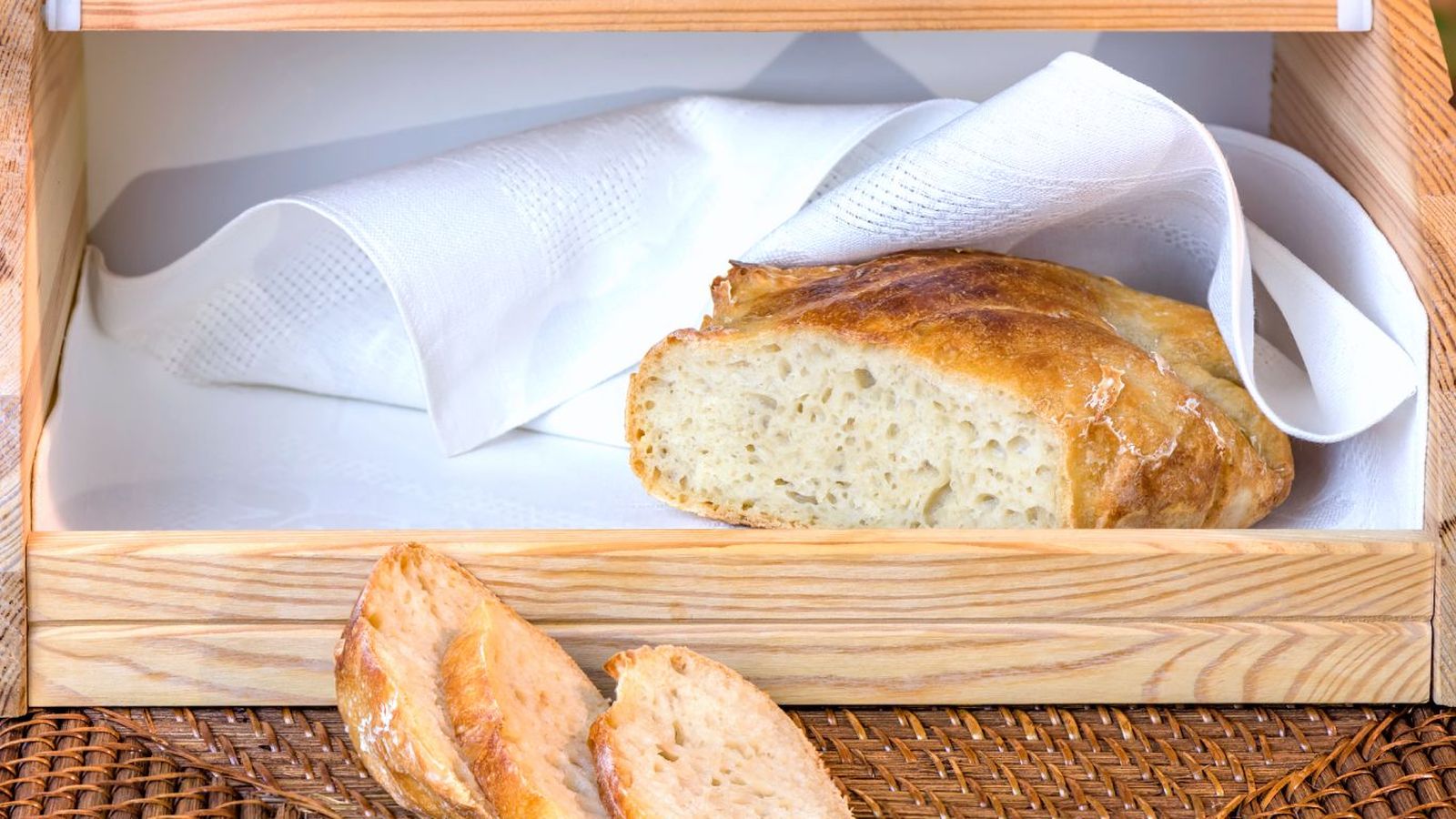 Pan en panera de madera