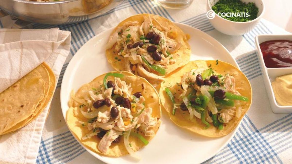 Sirve los tacos mexicanos