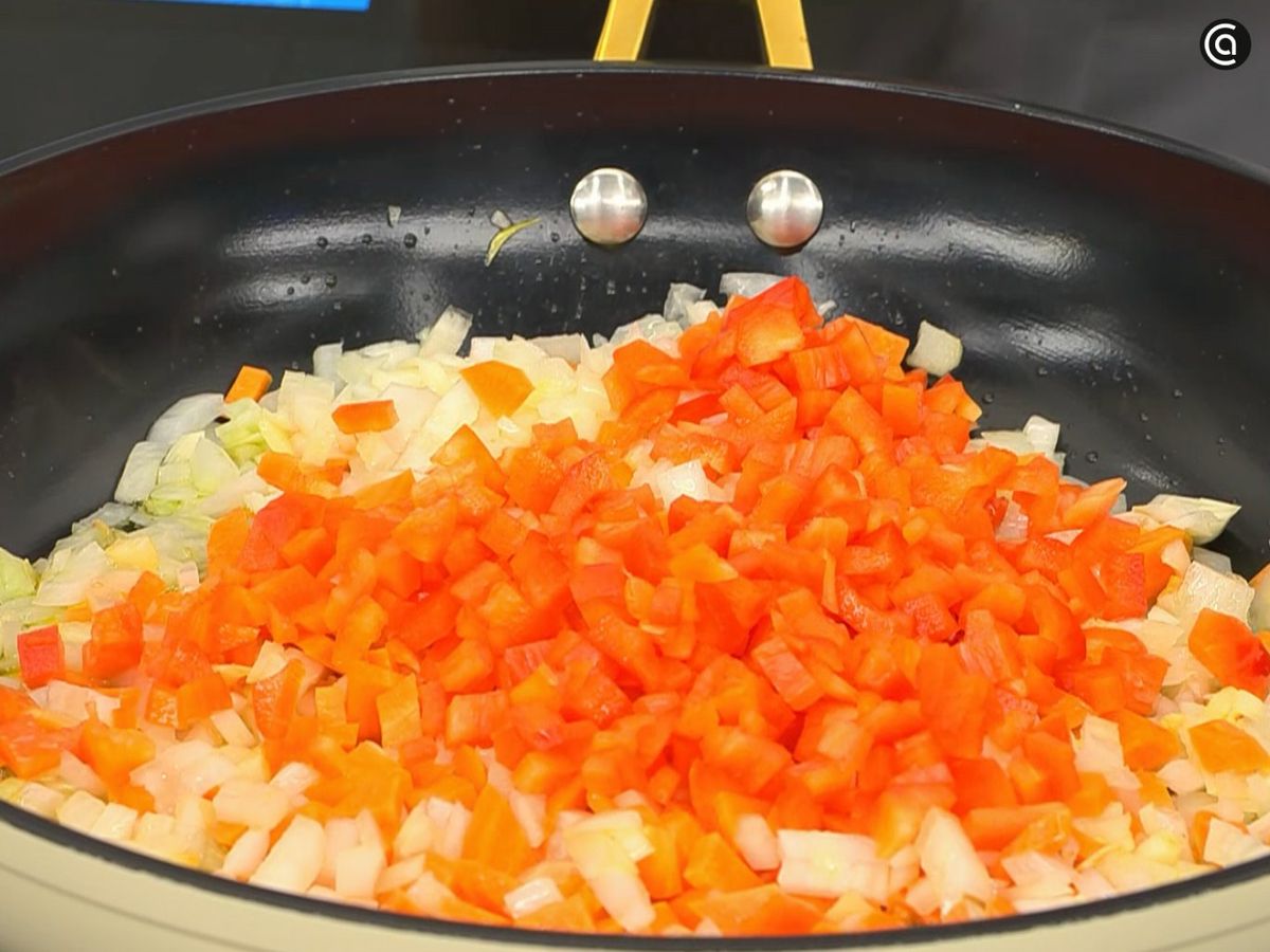 Sofríe zanahorias, cebolleta y pimiento rojo