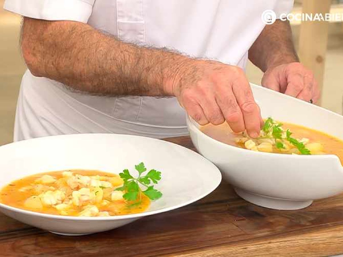 Decora el marmitako de rape con una hoja de perejil