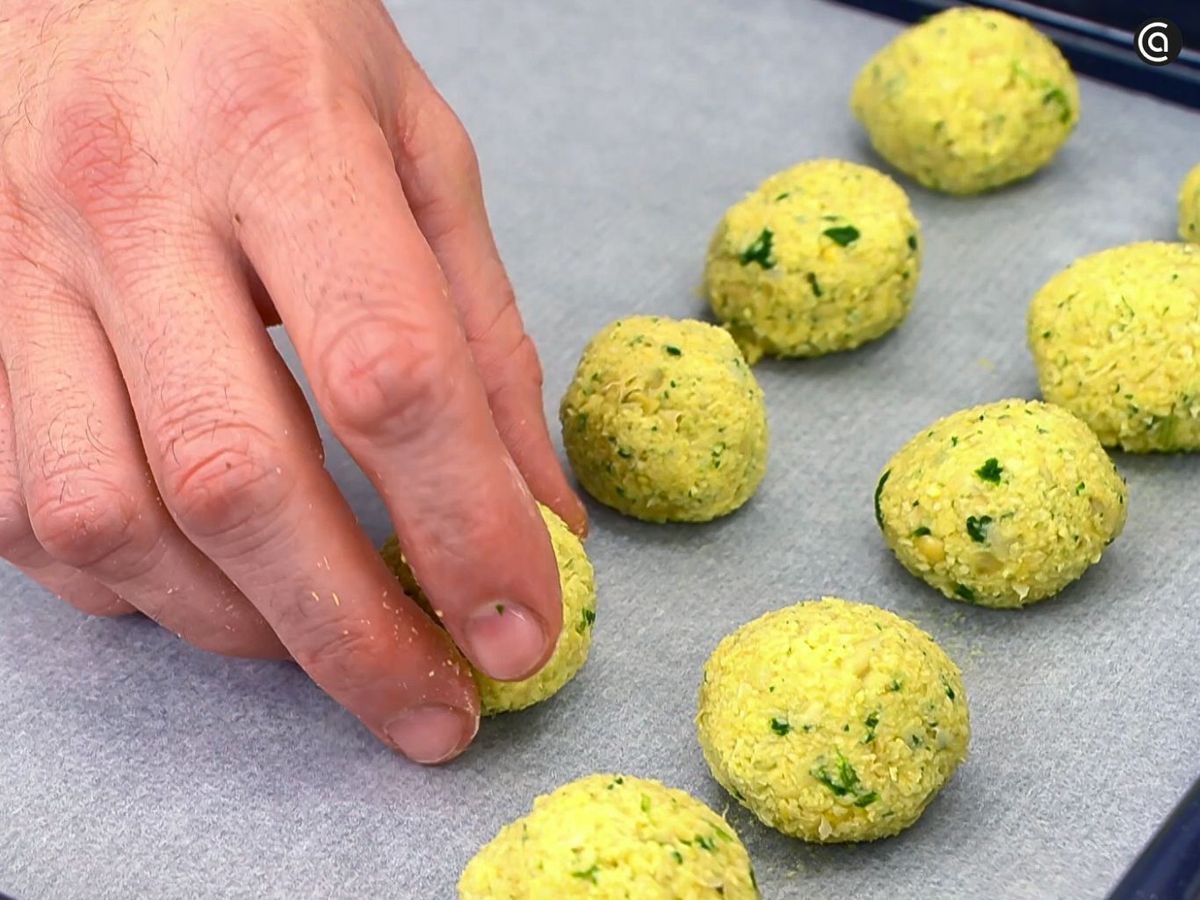 Da forma al falafel y hornea para que quede crujiente y dorado