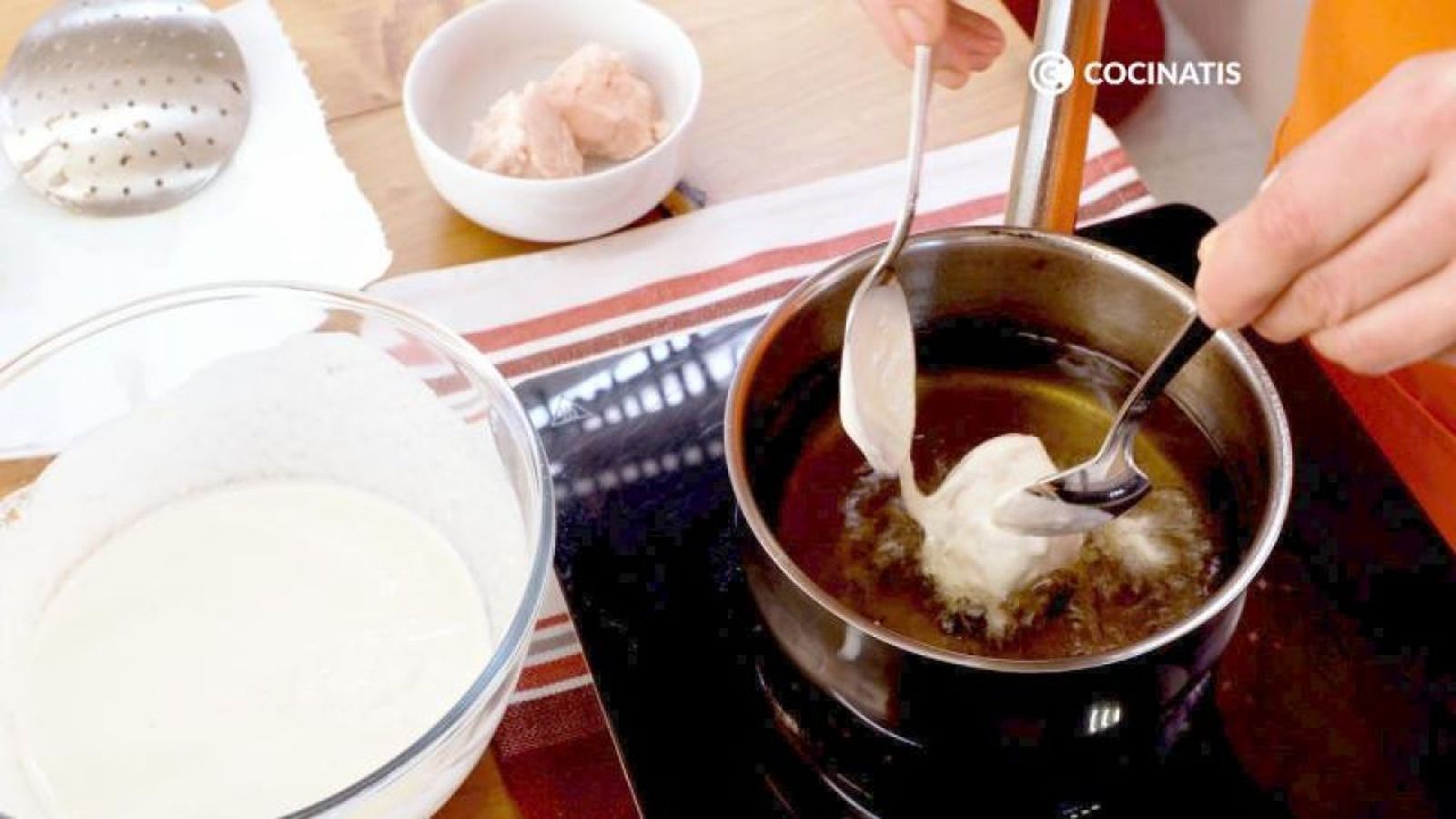 Pasa las bolas por el rebozado e introdúcelas en el aceite caliente Pasa las bolas por el rebozado e introdúcelas en el aceite caliente