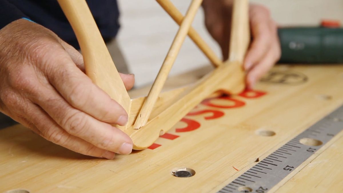 Hacer una mesita auxiliar con perchas paso 6