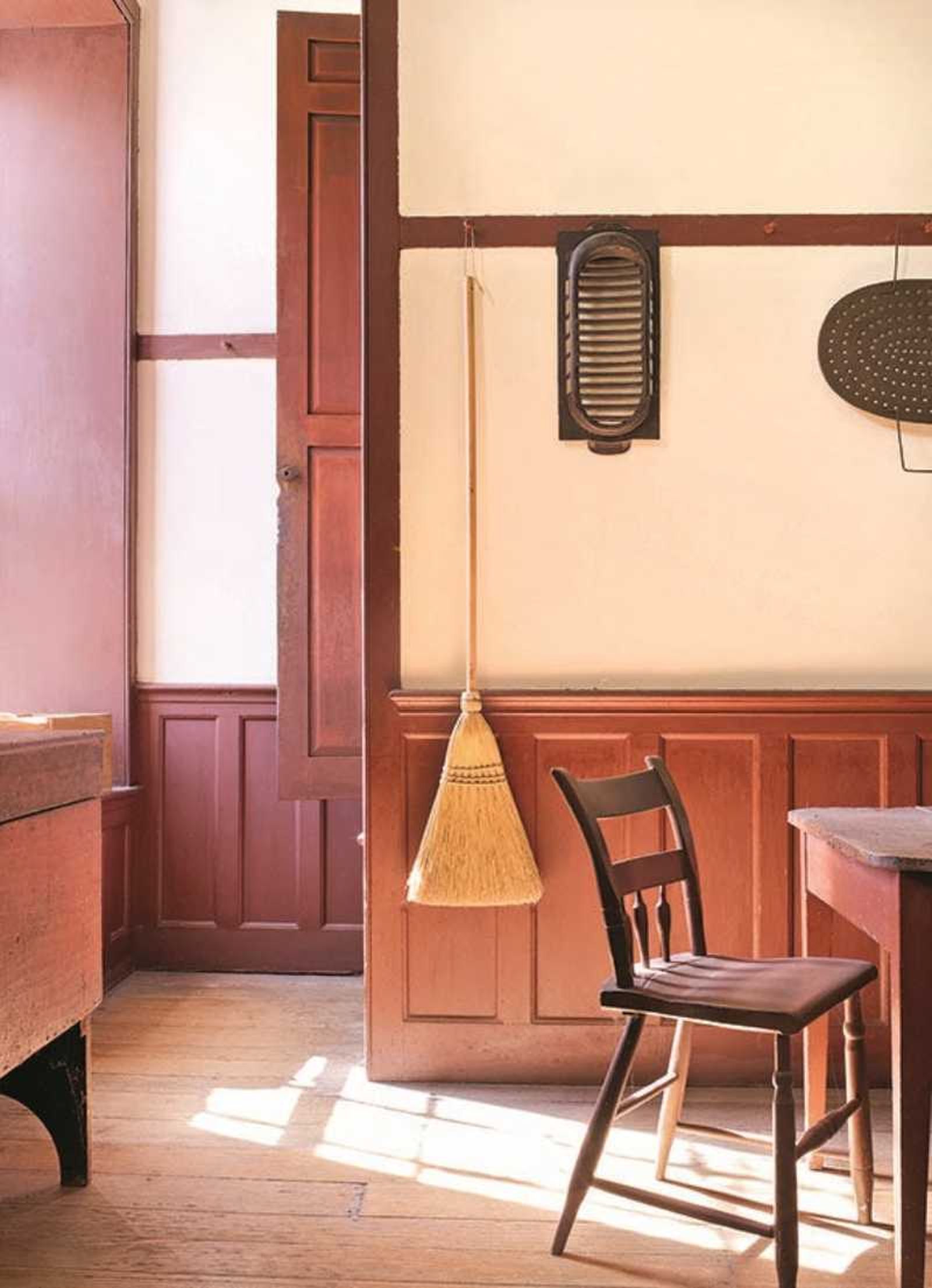 Comedor de madera con escoba colgada de la pared. Comedor de madera con escoba colgada de la pared.