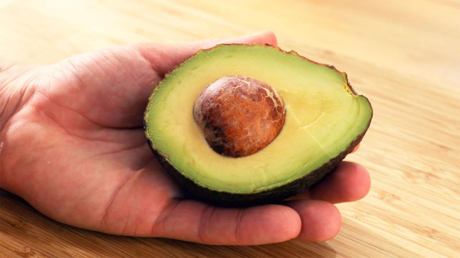 Cómo pelar y cortar un aguacate Cómo pelar y cortar un aguacate