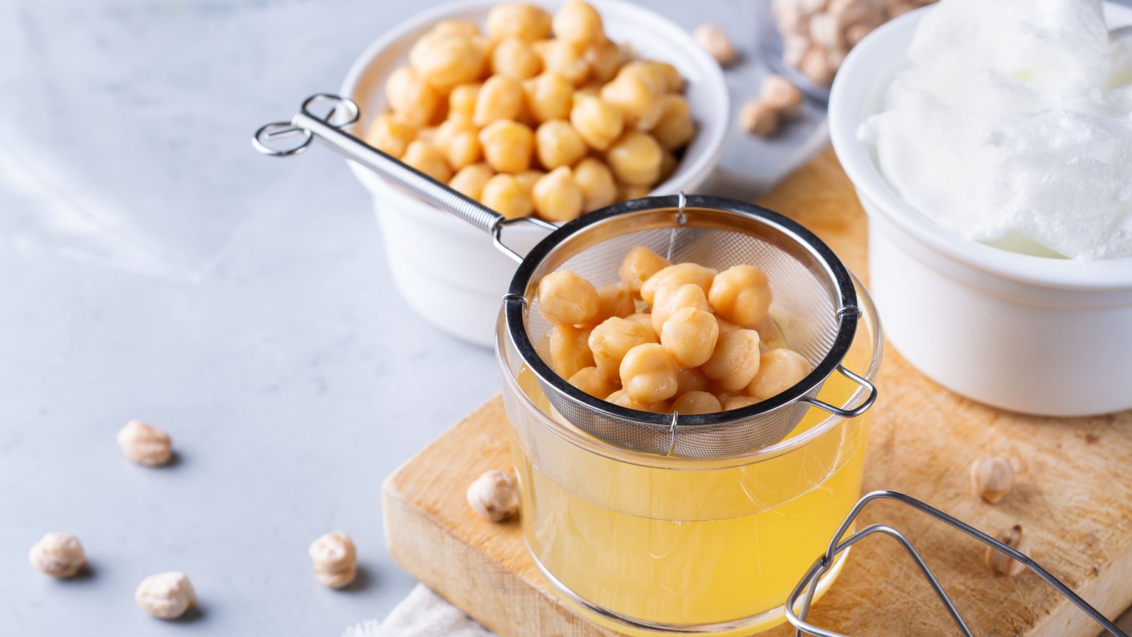 Al agua de cocer legumbres se la conoce como aquafaba Al agua de cocer legumbres se la conoce como aquafaba