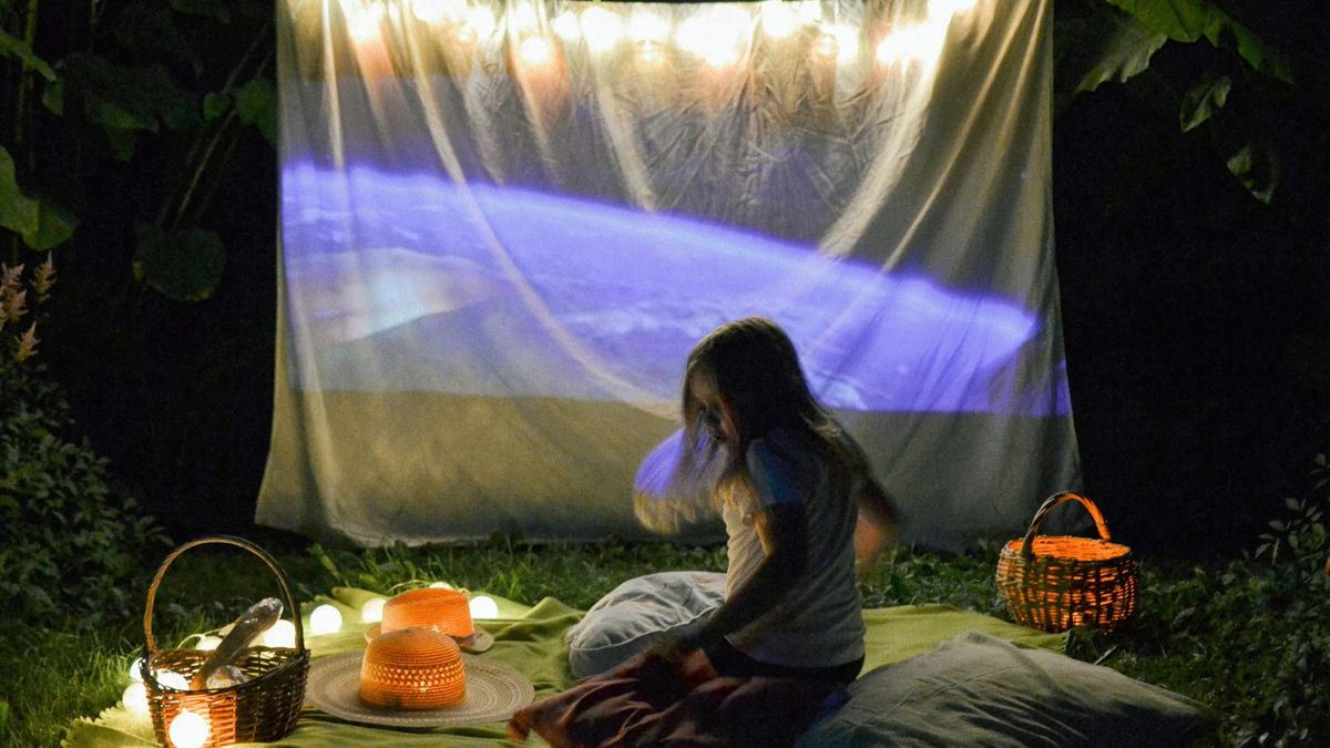 Organiza un picnic temático de cine para disfrutar de una película al aire libre