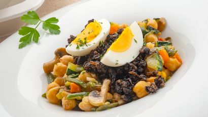Garbanzos salteados con verduras y morcilla, receta de Joseba Arguiñano