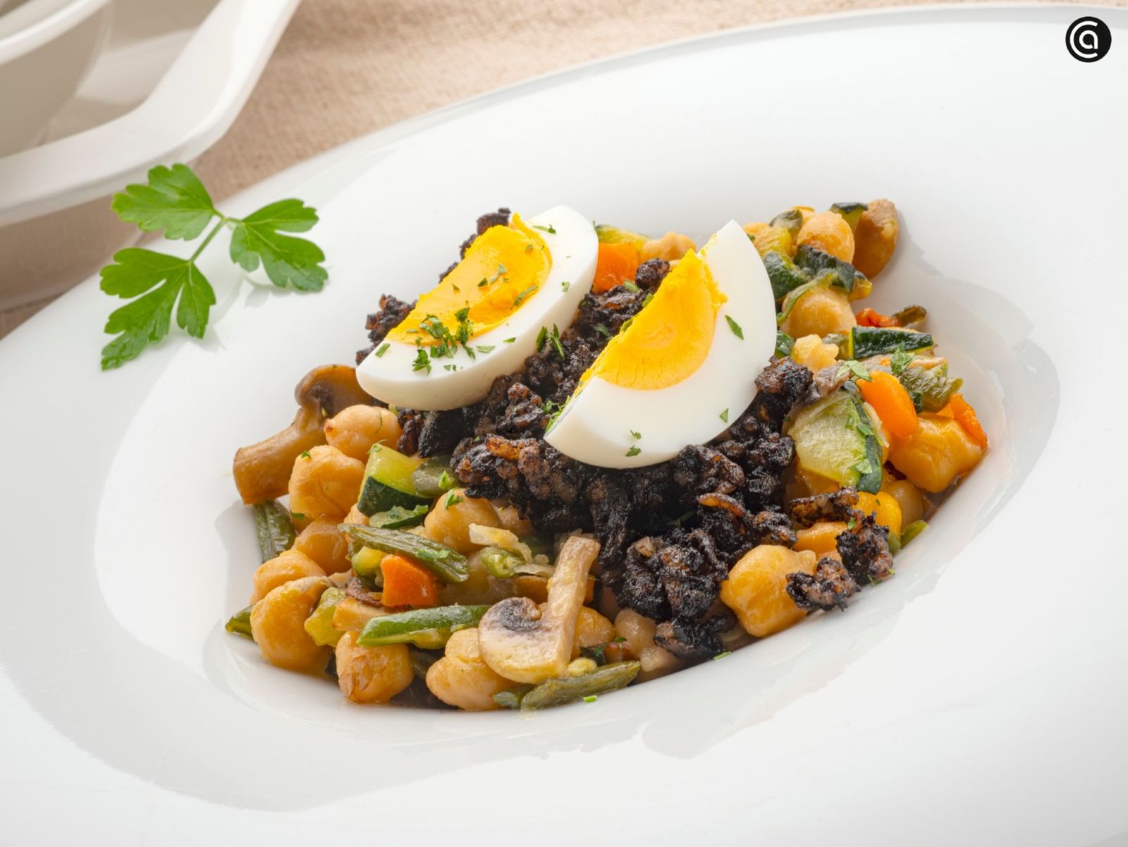 Garbanzos salteados con verduras y morcilla, receta de Joseba Arguiñano