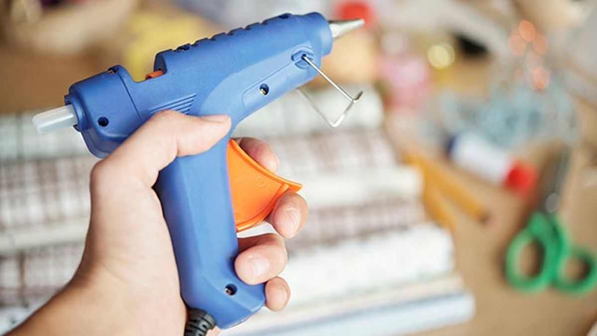 como arreglar borde alfombra paso 3 pistola silicona caliente