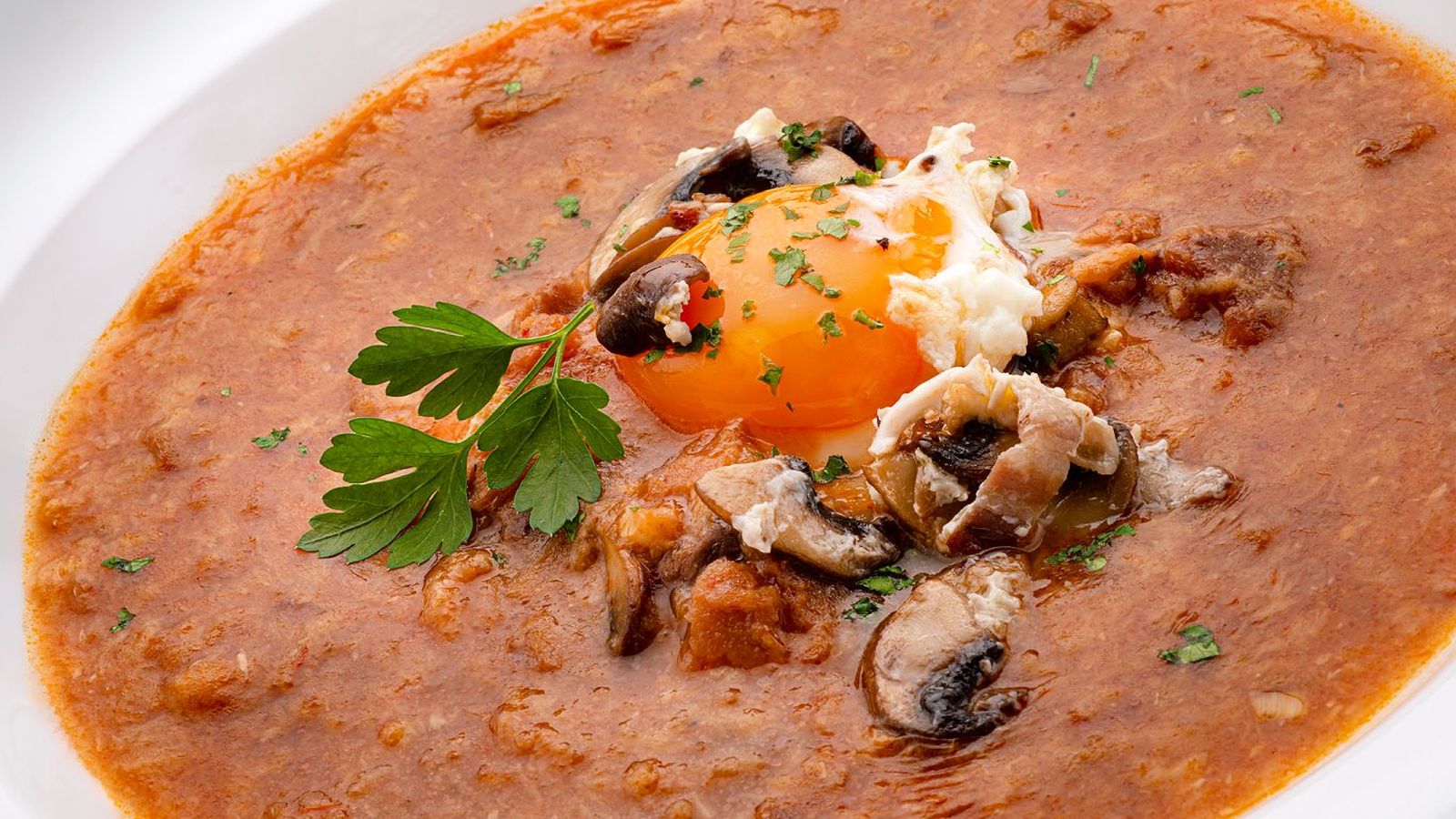 Sopa de ajo con revuelto de panceta y setas