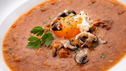 Sopa de ajo con revuelto de panceta y setas