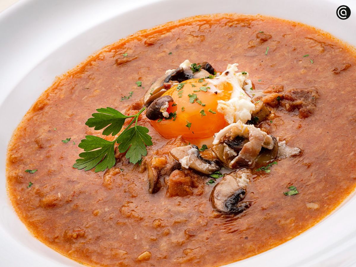 Sopa de ajo con revuelto de panceta y setas, receta de Joseba Arguiñano