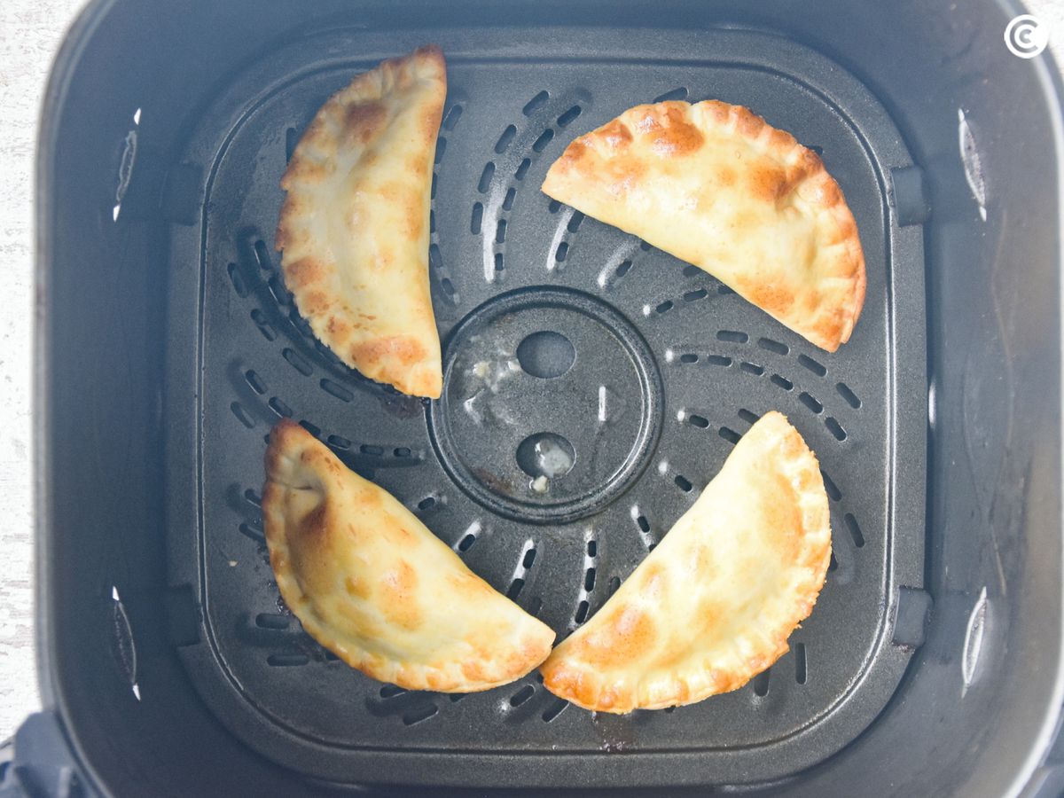 Cocina las empanadillas hasta que estén doradas