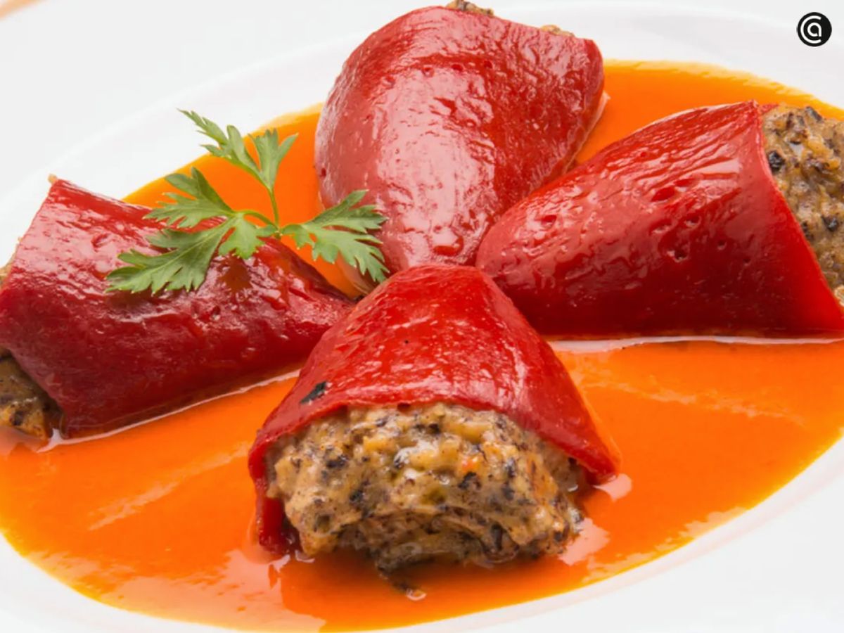 Pimientos rellenos de tortilla de patatas y morcilla, un primero vistoso y económico para la mesa navideña.