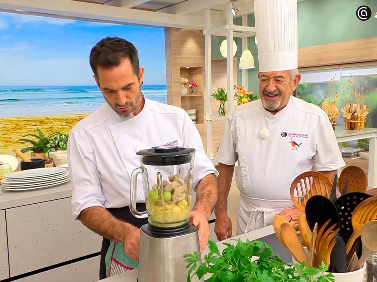 Pon todos los ingredientes del ajoblanco en el vaso y tritura