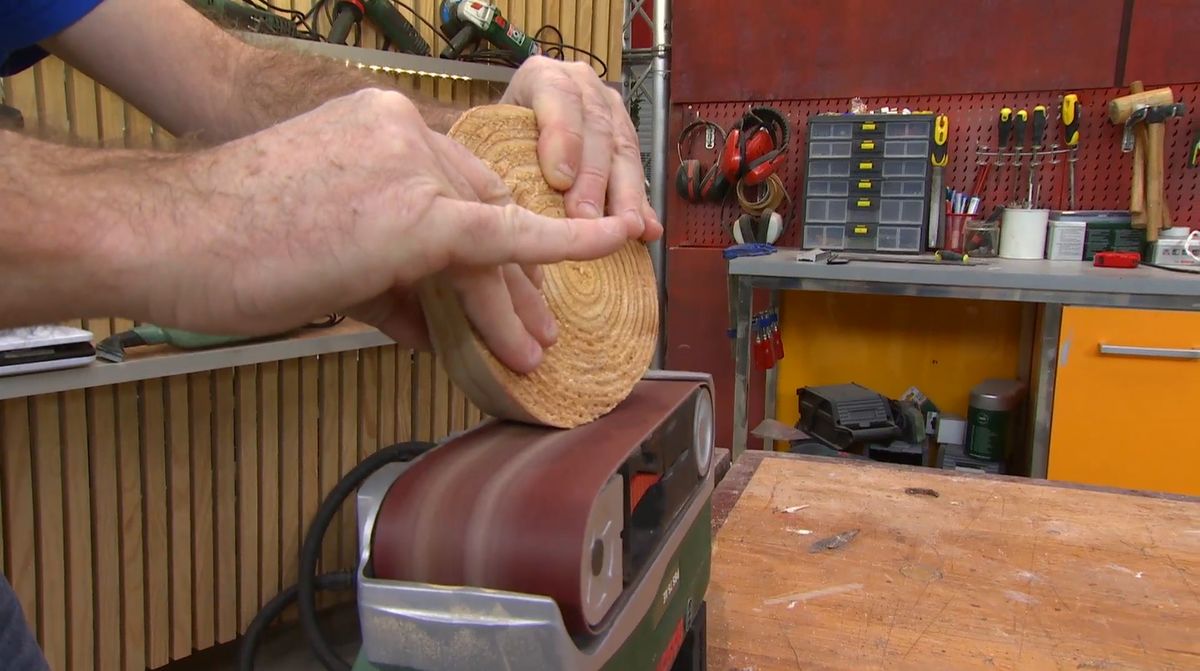 Lámpara con troncos y ramas de madera paso 5