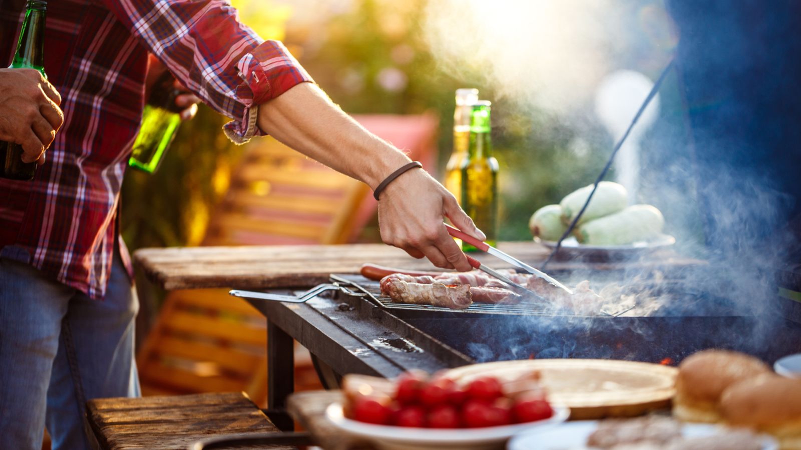 Nada como una buena barbacoa al aire libre para disfrutar del verano con amigos.