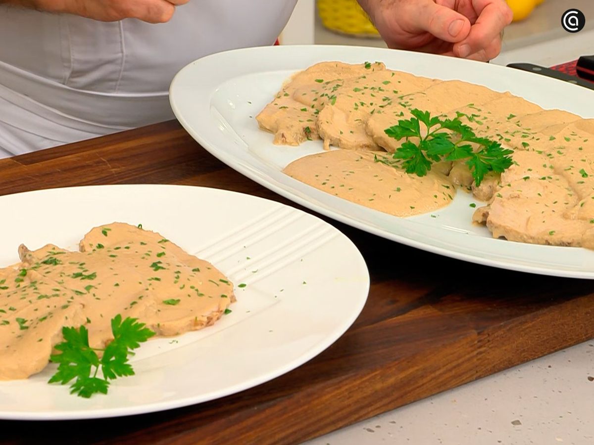 Sirve el lomo con la salsa y espolvorea perejil picado por encima