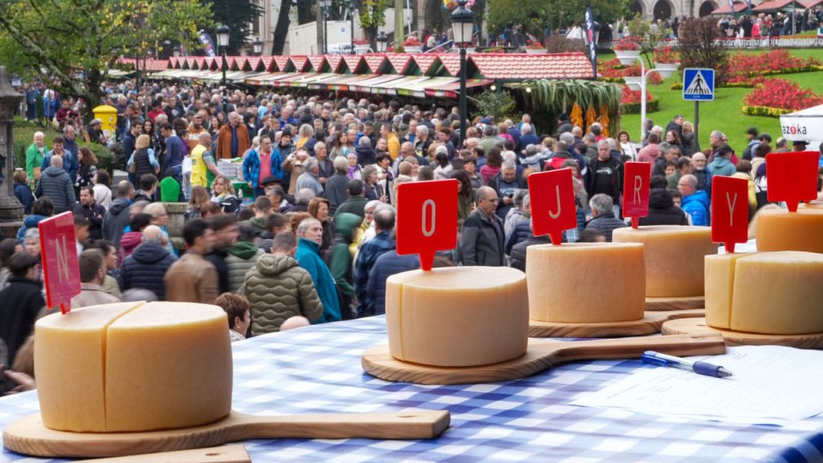 El aroma del queso Idiazábal y el bullicio de la feria llenan las calles de Gernika cada último lunes de octubre.