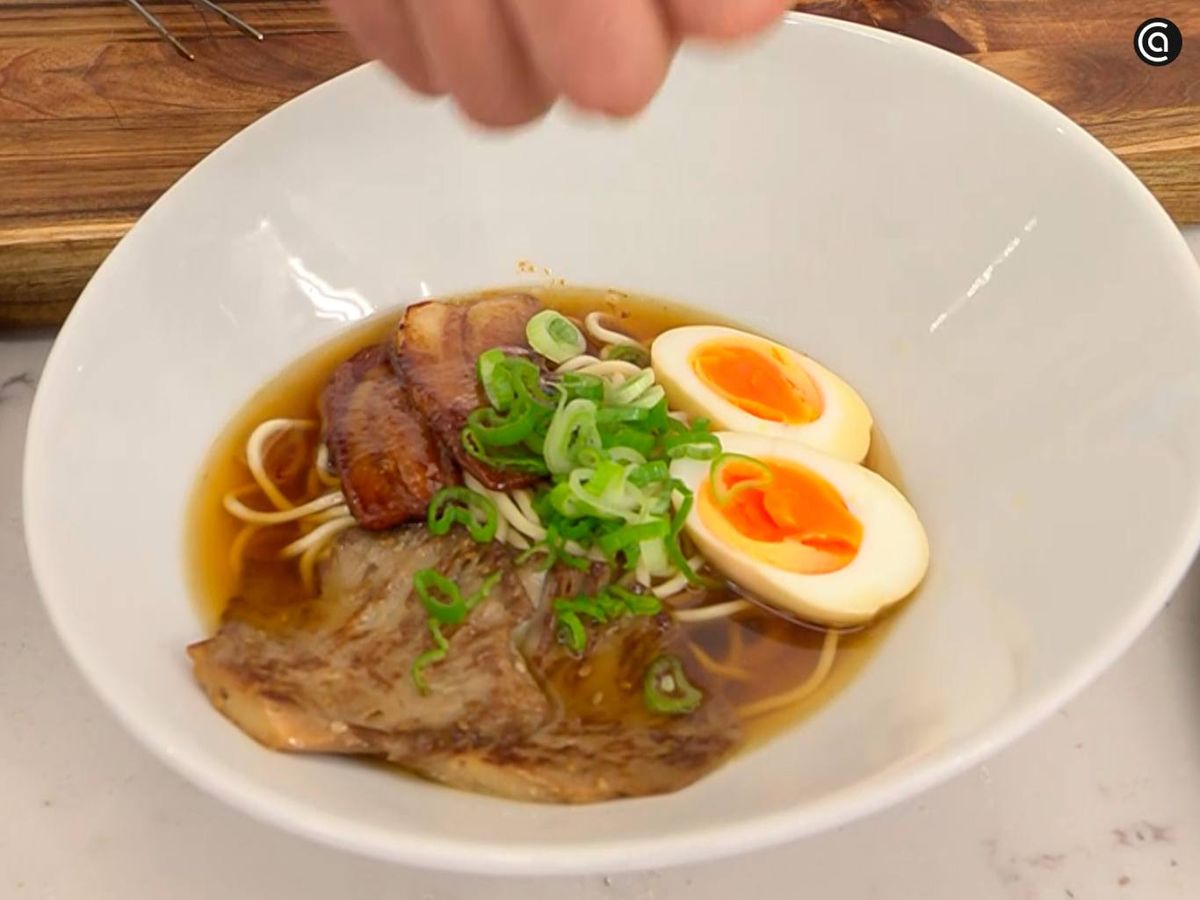 Sirve el ramen casero con cebolleta