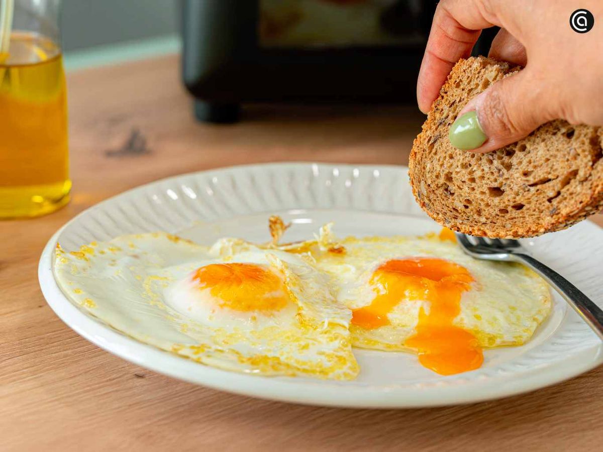 Sirve los huevos fritos en freidora de aire