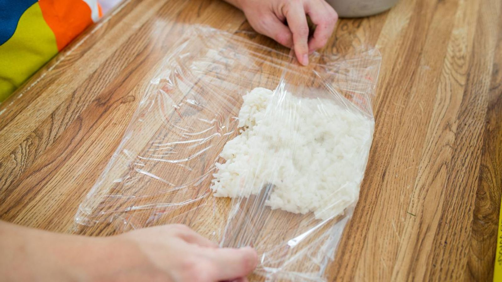 Envolver el arroz en film antes de congelarlo ayuda a formar porciones individuales más manejables.