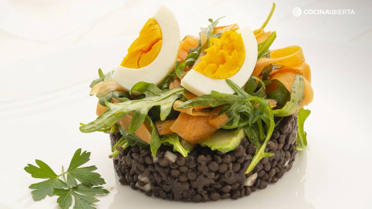 ensalada de lentejas caviar con aguacate zanahoria y huevo