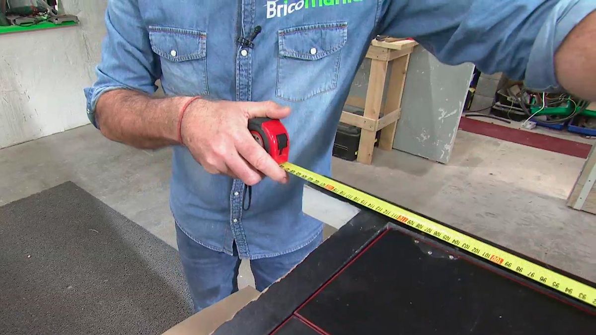 Truco para decorar cajones con papel pintado paso 2