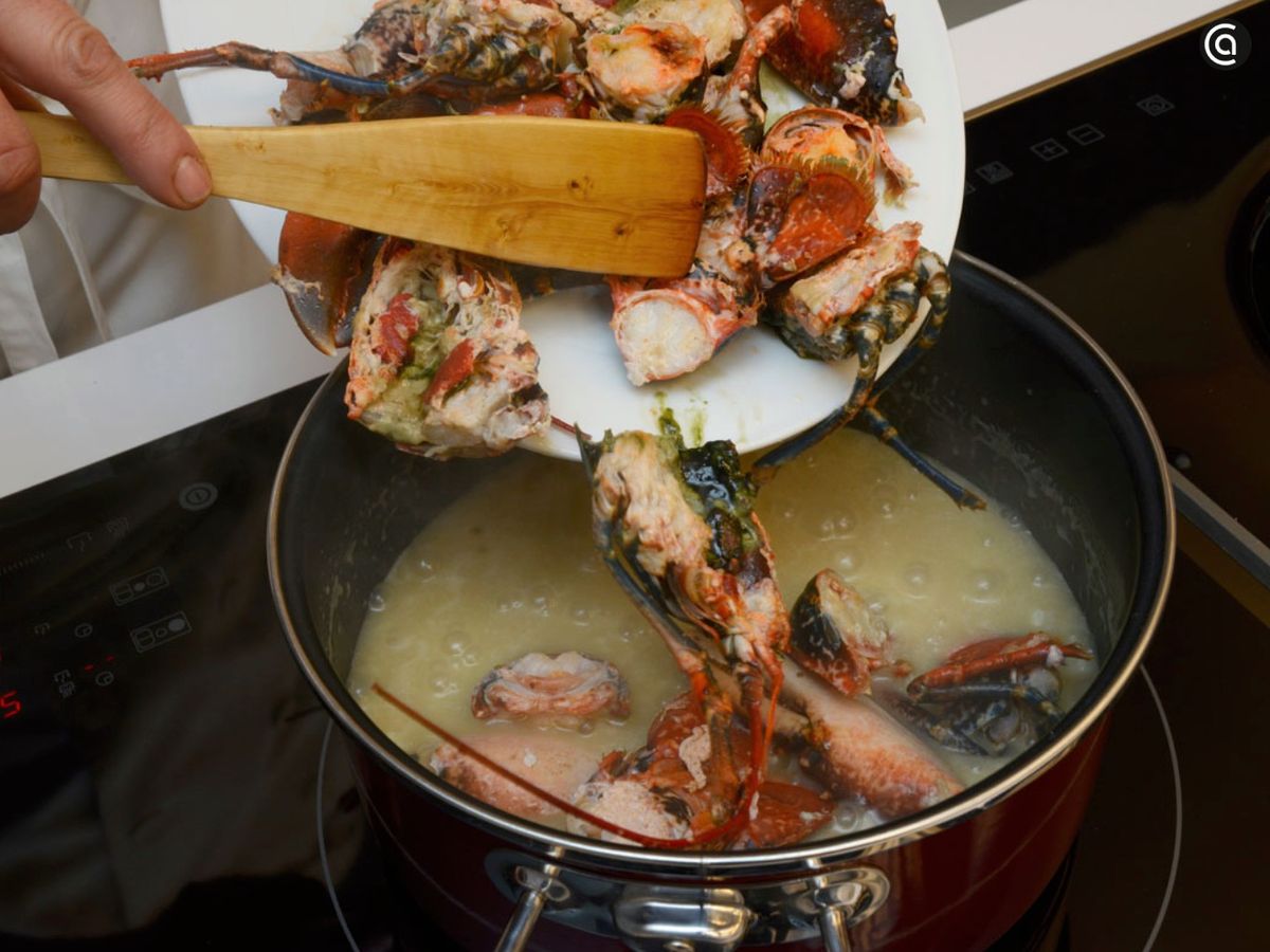 Sella el bogavante y añádelo al arroz