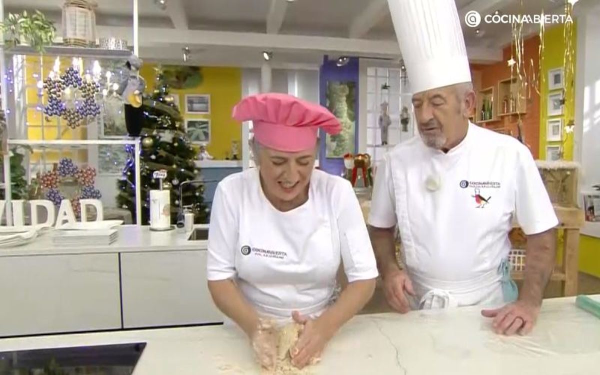Amasa con las manos la mezcla base de los polvorones de avellana