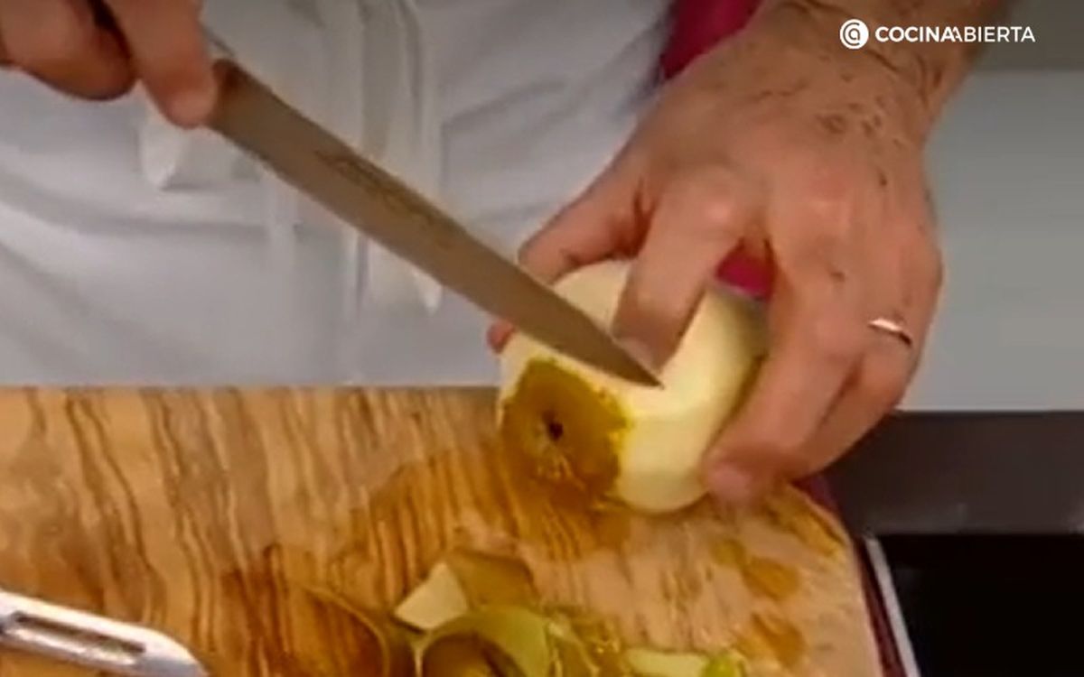 Corta la base de las peras para colocarlas en la cazuela