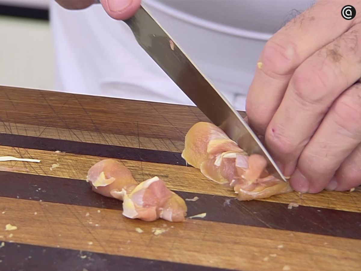 Limpia y trocea los muslos de pollo