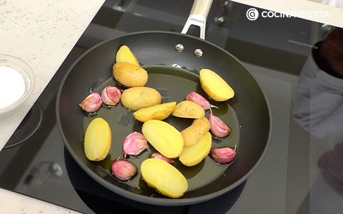 Rehoga las patatas a fuego fuerte durante 4-5 minutos