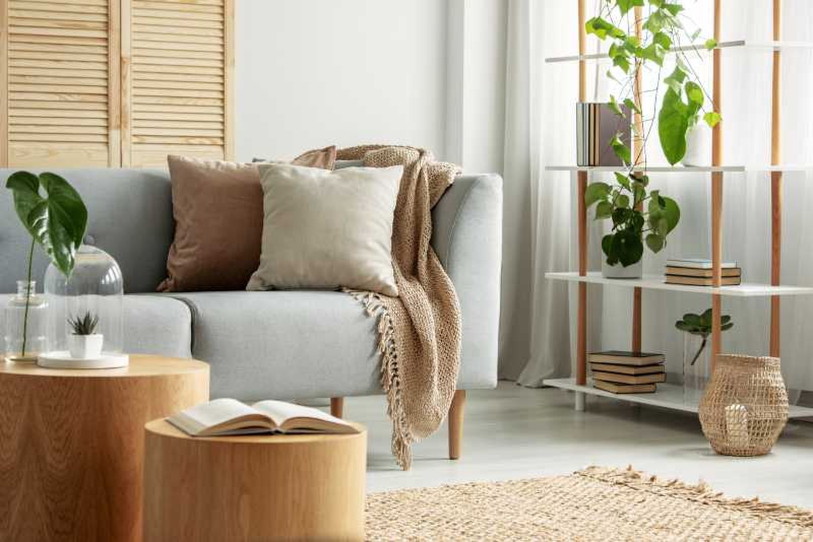 Salón decorado en tonos sencillos y naturales. Salón decorado en tonos sencillos y naturales.
