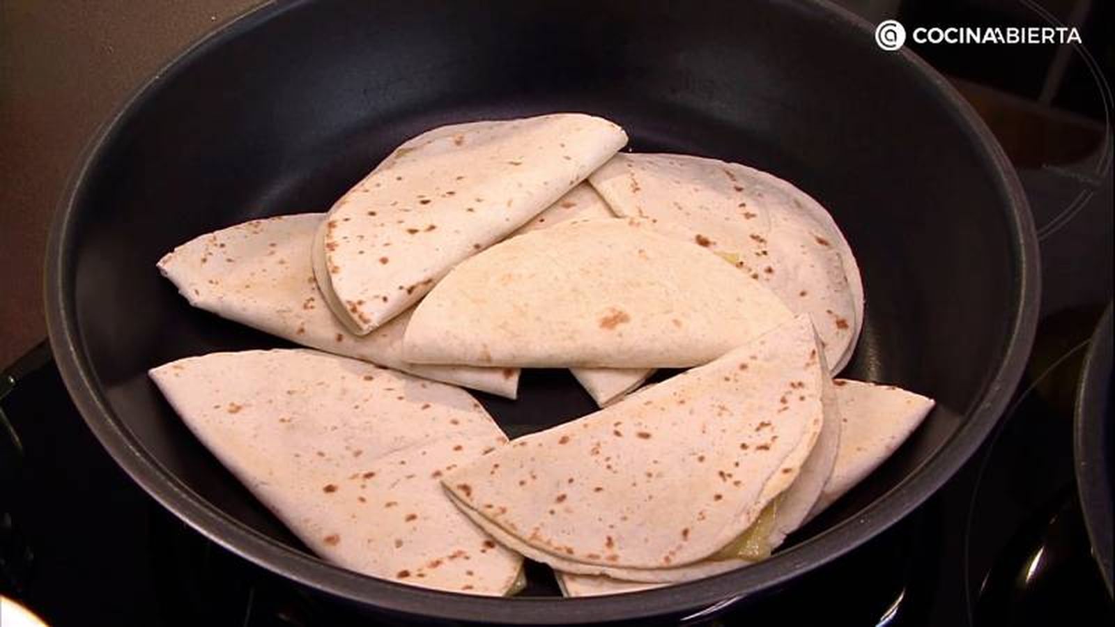 Calienta las tortillas rellenas de queso en la sartén Calienta las tortillas rellenas de queso en la sartén
