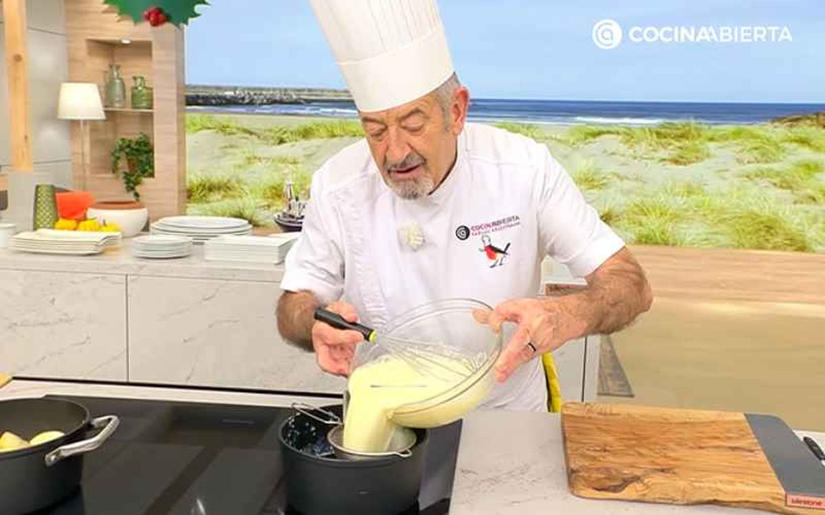 Incorpora la mezcla en la cazuela