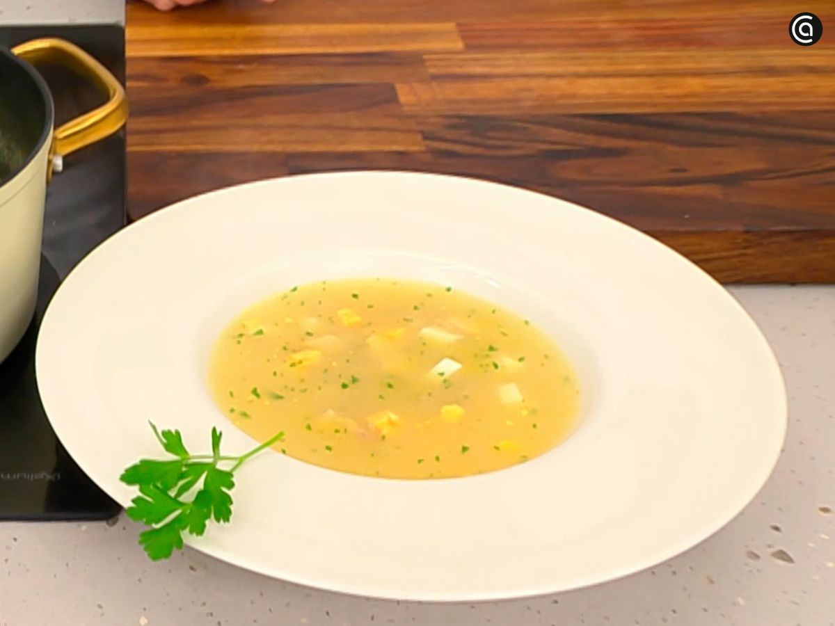 Decora la sopa con una hoja de perejil