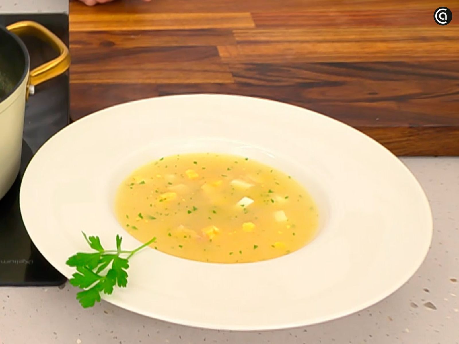 Decora la sopa con una hoja de perejil