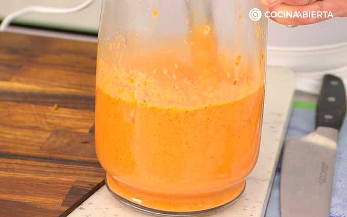 Tritura los pimientos para hacer la salsa