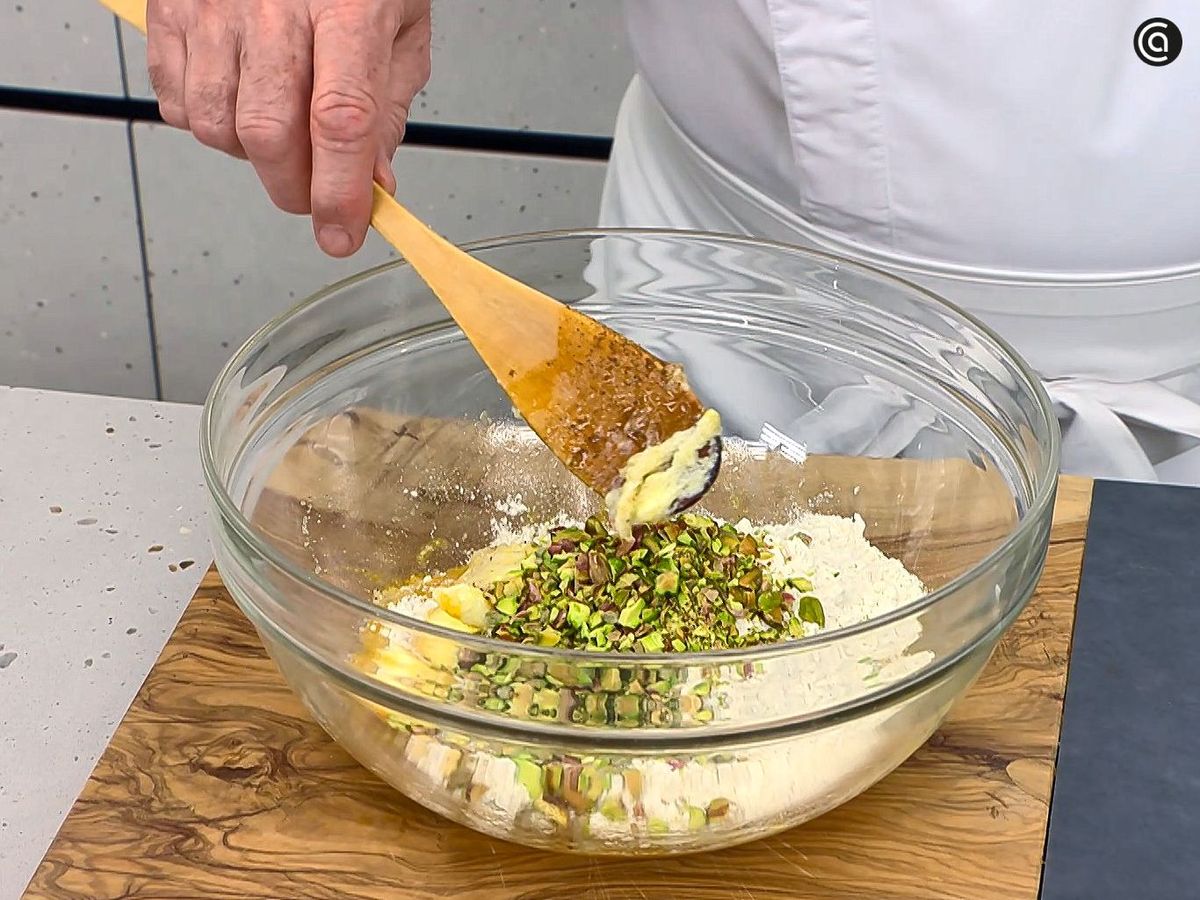 Incorpora los pistachos picados a la masa de las galletas de mantequilla