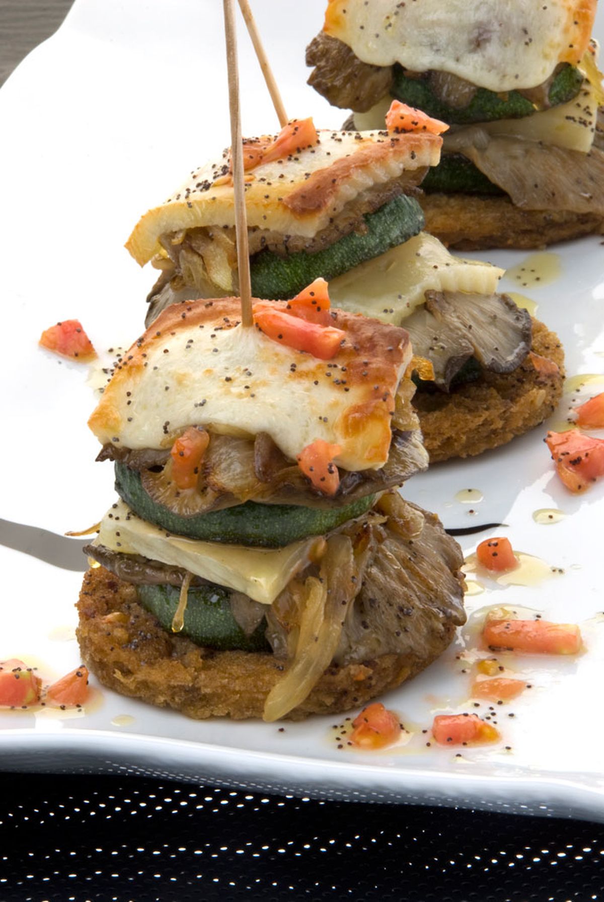 Montaditos de calabacín, setas y queso