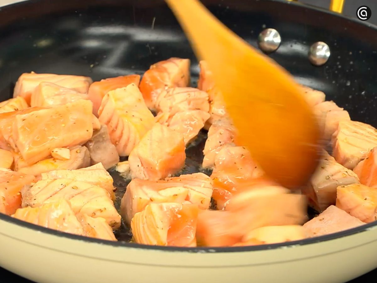 Corta el salmón en dados y cocínalos a la sartén