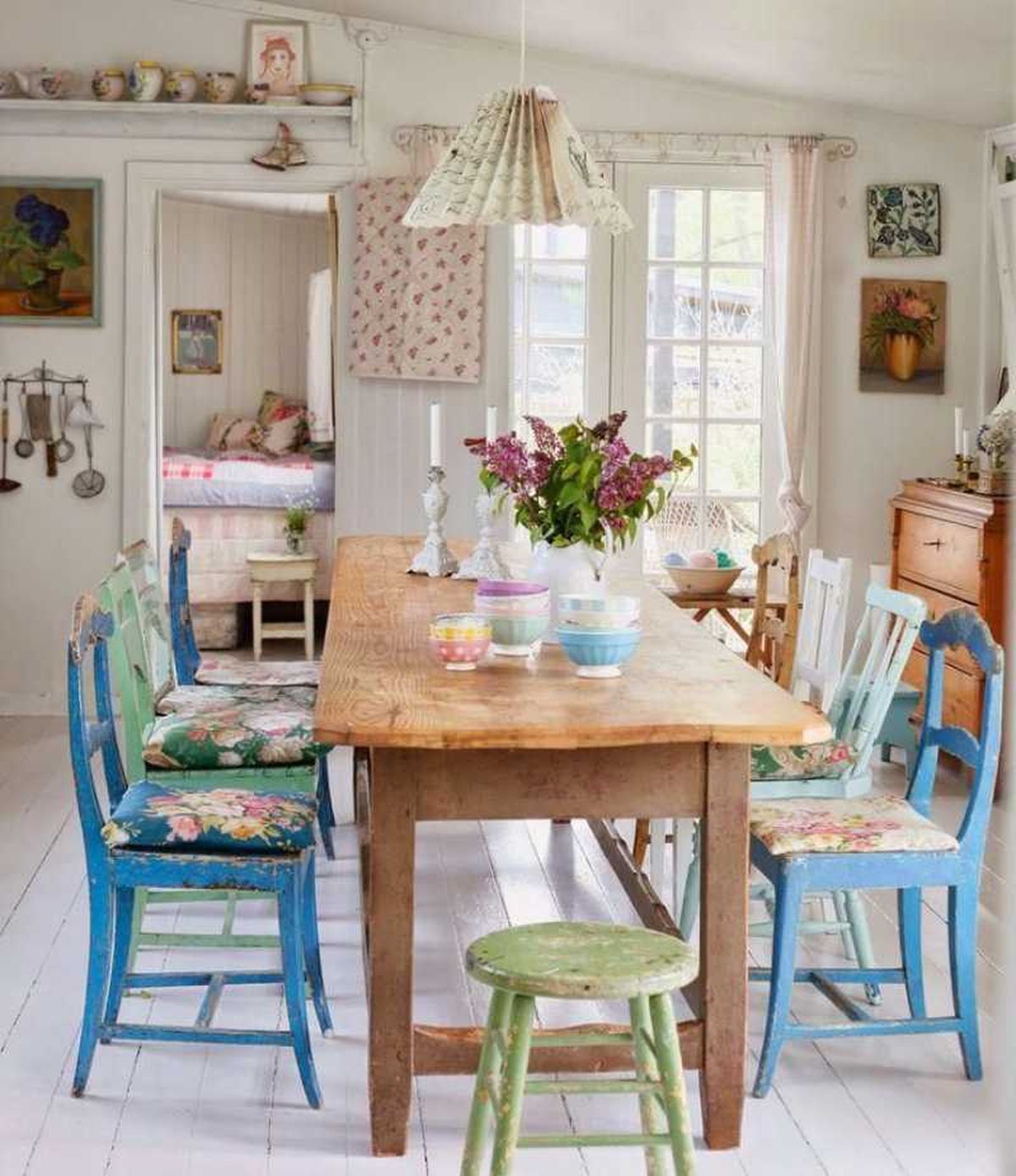 Comedor cottage con sillas de colores.