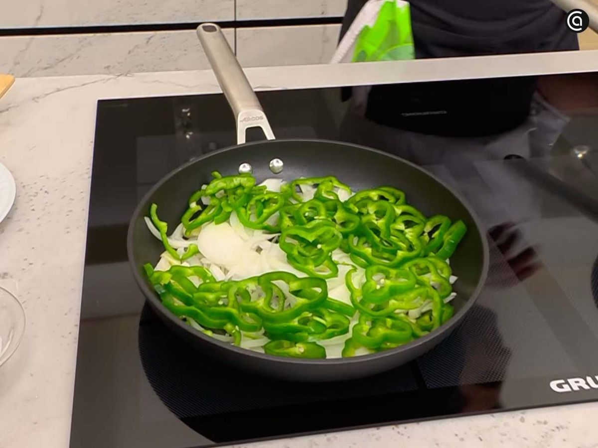 Rehoga la cebolleta y las hortalizas