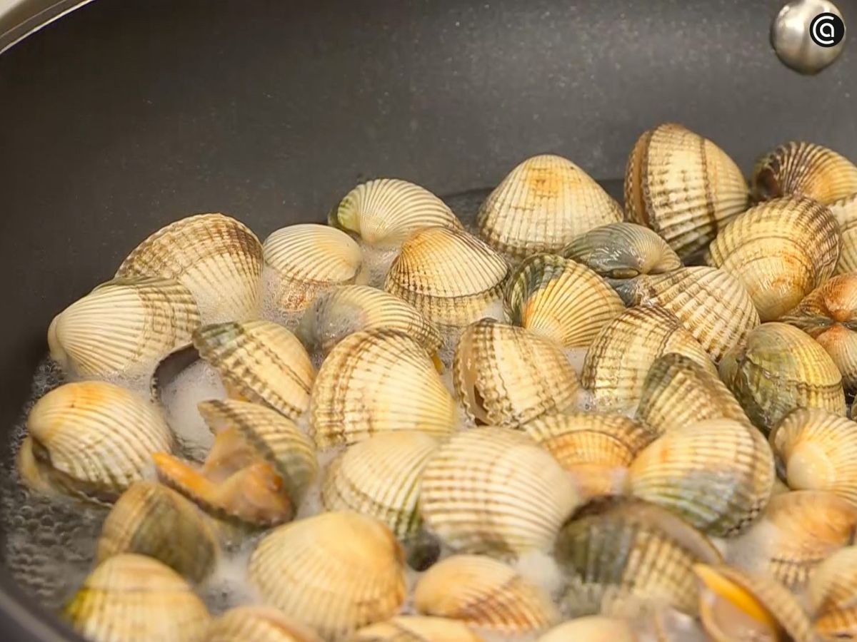Cubre los berberechos con la tapa y espera a que empiecen a abrirse