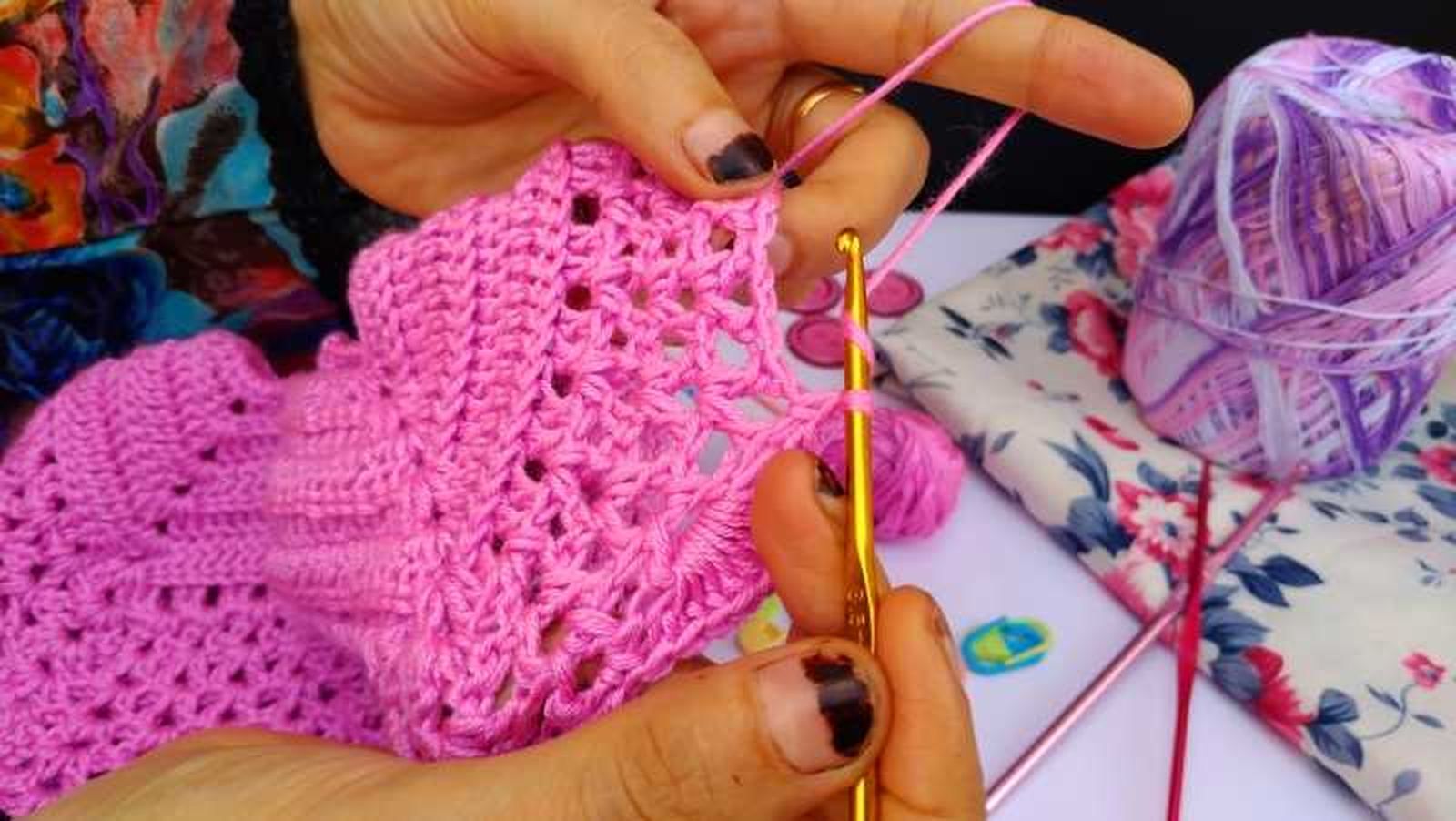 Mujer haciendo crochet. Mujer haciendo crochet.