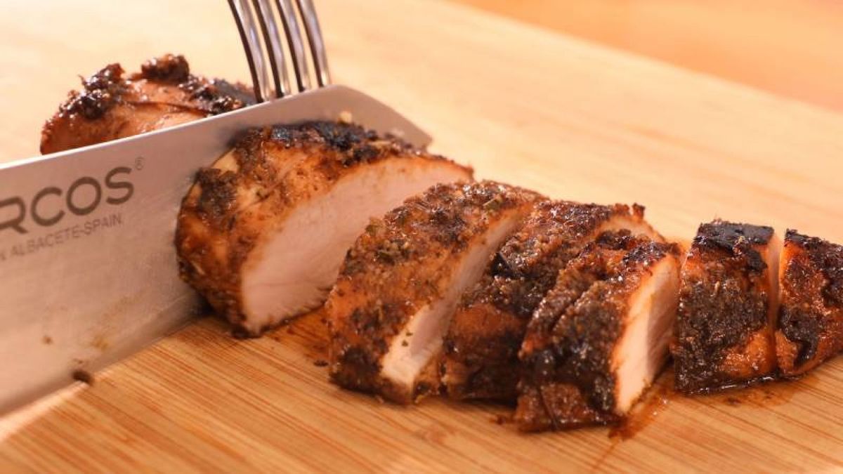 Deja templar la pechuga de pollo antes de cortarla en rodajas, lo que ayudará a mantener su jugosidad y sabor