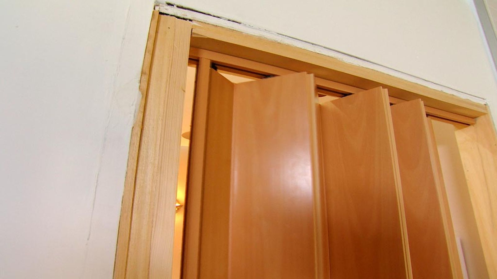 Cómo instalar una puerta plegable paso 7 Cómo instalar una puerta plegable paso 7