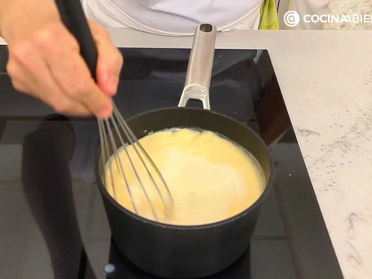 Mezcla la crema pastelera